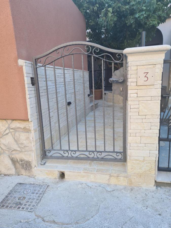 La Corte Di Kate-2 Biograd Na Moru Bagian luar foto